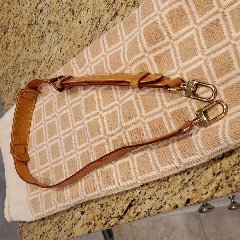 Authentic Louis Vuitton Leather Adjustable Shoulder Strap in Immaculate Cond.